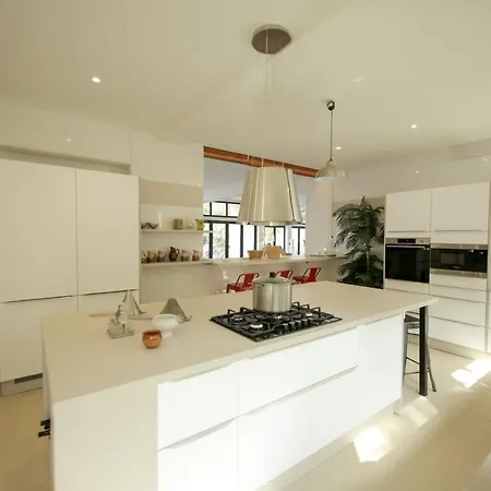Villa Grande 750 M2 Des Chenes